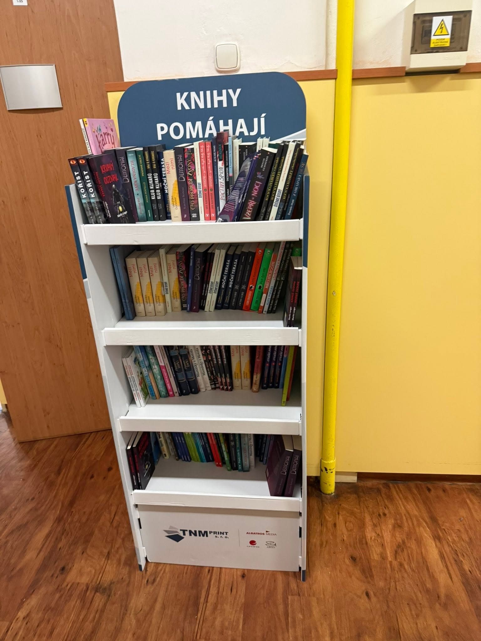 Books Help: Two New Bookcases at the Karlovo náměstí Faculty Hospital