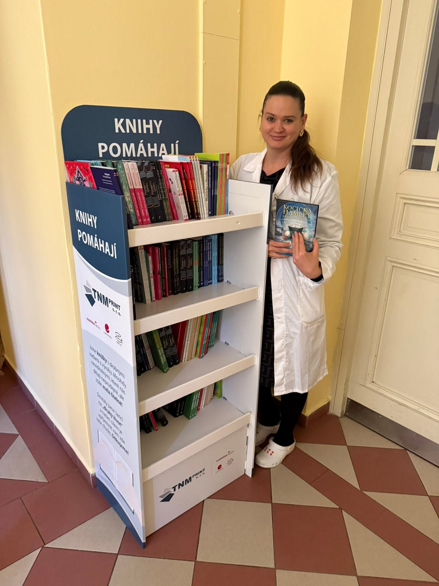 Books Help: Two New Bookcases at the Karlovo náměstí Faculty Hospital